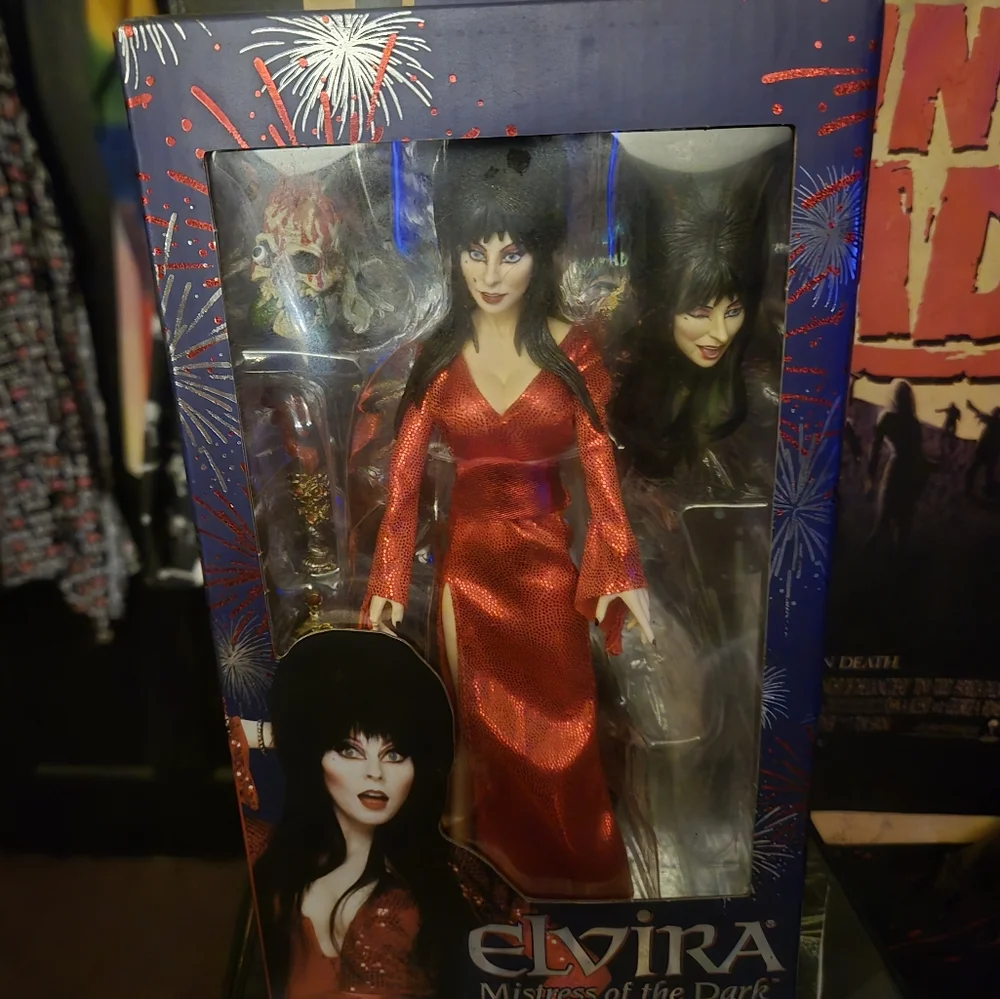 Elvira Mistress of the Dark RED, FIGHT AND BOO action figure!!! - Picture 5 of 5